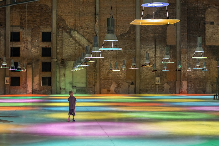 Ayşe Erkmen, Glassworks, Installation View, Cadhame Halle Verriere, Meisenthal, Frankreich, 2015 © Ayşe Erkmen